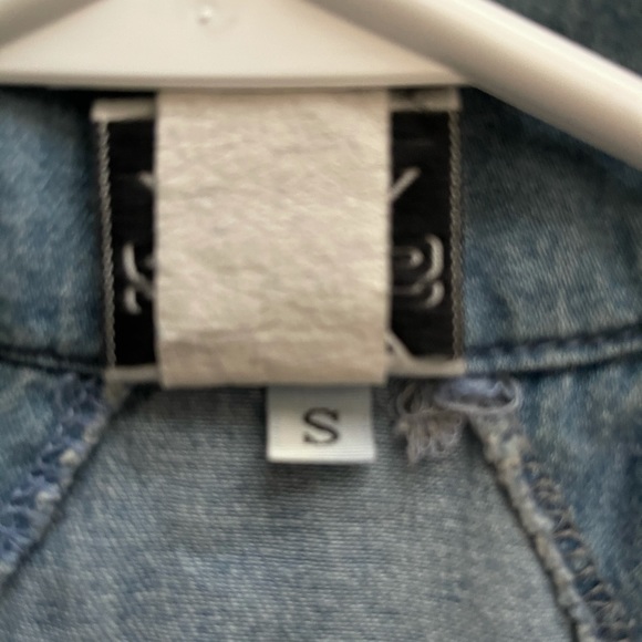 Vintage Denim no shoulder, Button sleeves, tie waist TOP - Picture 9 of 10